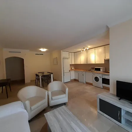 De Dos Y Un Bano Con Piscinas Y Jardines Cercano A La Playa