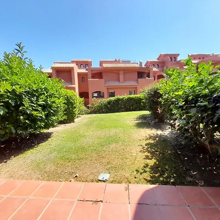 De Dos Y Un Bano Con Piscinas Y Jardines Cercano A La Playa 埃斯特波纳