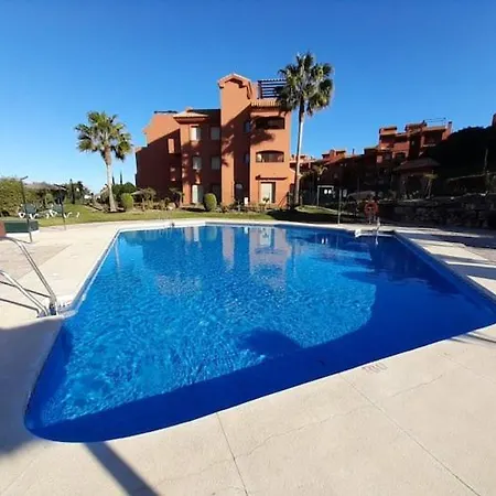De Dos Y Un Bano Con Piscinas Y Jardines Cercano A La Playa Lejlighedshotel