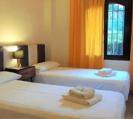 De Dos Y Un Bano Con Piscinas Y Jardines Cercano A La Playa Estepona