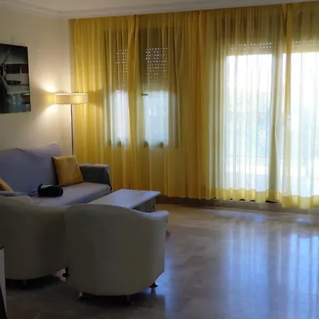 De Dos Y Un Bano Con Piscinas Y Jardines Cercano A La Playa