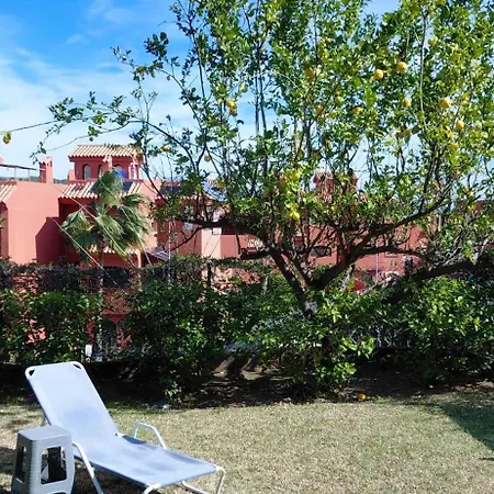 De Dos Y Un Bano Con Piscinas Y Jardines Cercano A La Playa