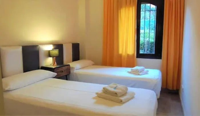 De Dos Y Un Bano Con Piscinas Y Jardines Cercano A La Playa Естепона