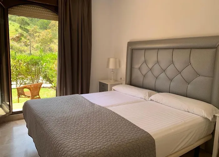 De Dos Y Un Bano Con Piscinas Y Jardines Cercano A La Playa 公寓式酒店