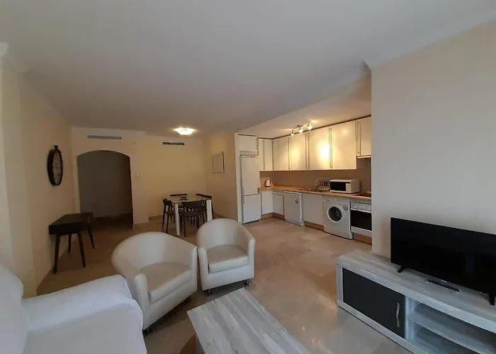 De Dos Y Un Bano Con Piscinas Y Jardines Cercano A La Playa