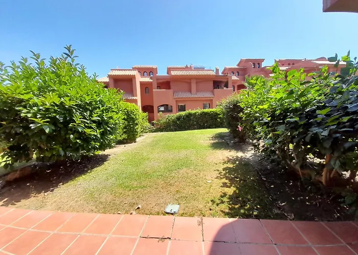 De Dos Y Un Bano Con Piscinas Y Jardines Cercano A La Playa 埃斯特波纳