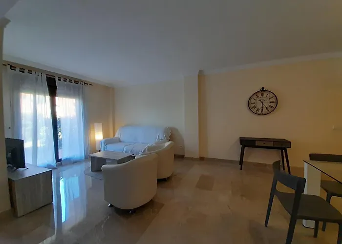 De Dos Y Un Bano Con Piscinas Y Jardines Cercano A La Playa Естепона