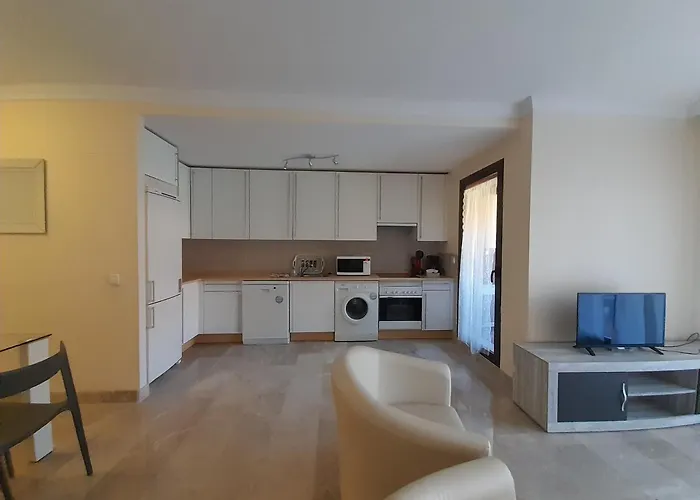 De Dos Y Un Bano Con Piscinas Y Jardines Cercano A La Playa Естепона