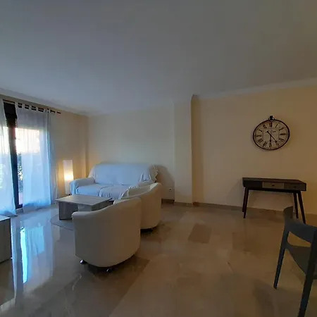 De Dos Y Un Bano Con Piscinas Y Jardines Cercano A La Playa Estepona